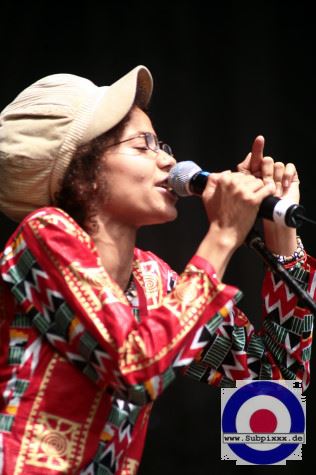 Nneka (NGR) 13. Chiemsee Reggae Festival - Übersee - Main Stage 18. August 2007 (12).JPG